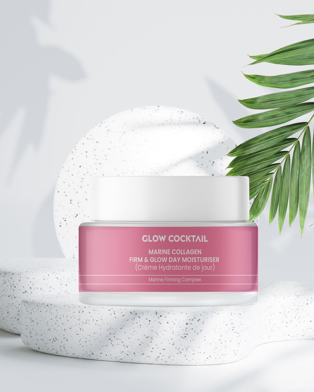 Rosa Tiegel mit weißem Deckel auf einer weißen Plattform. Aufschrift: GLOW COCKTAIL, MARINE COLLAGEN, FIRM & GLOW DAY MOISTURISER.
