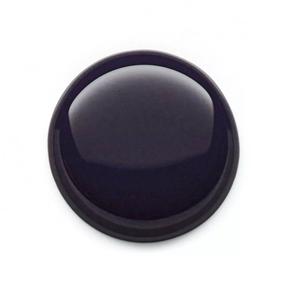 Runder, glänzender Nagellackfleck in dunkellila Farbe. Auf weißem Hintergrund.