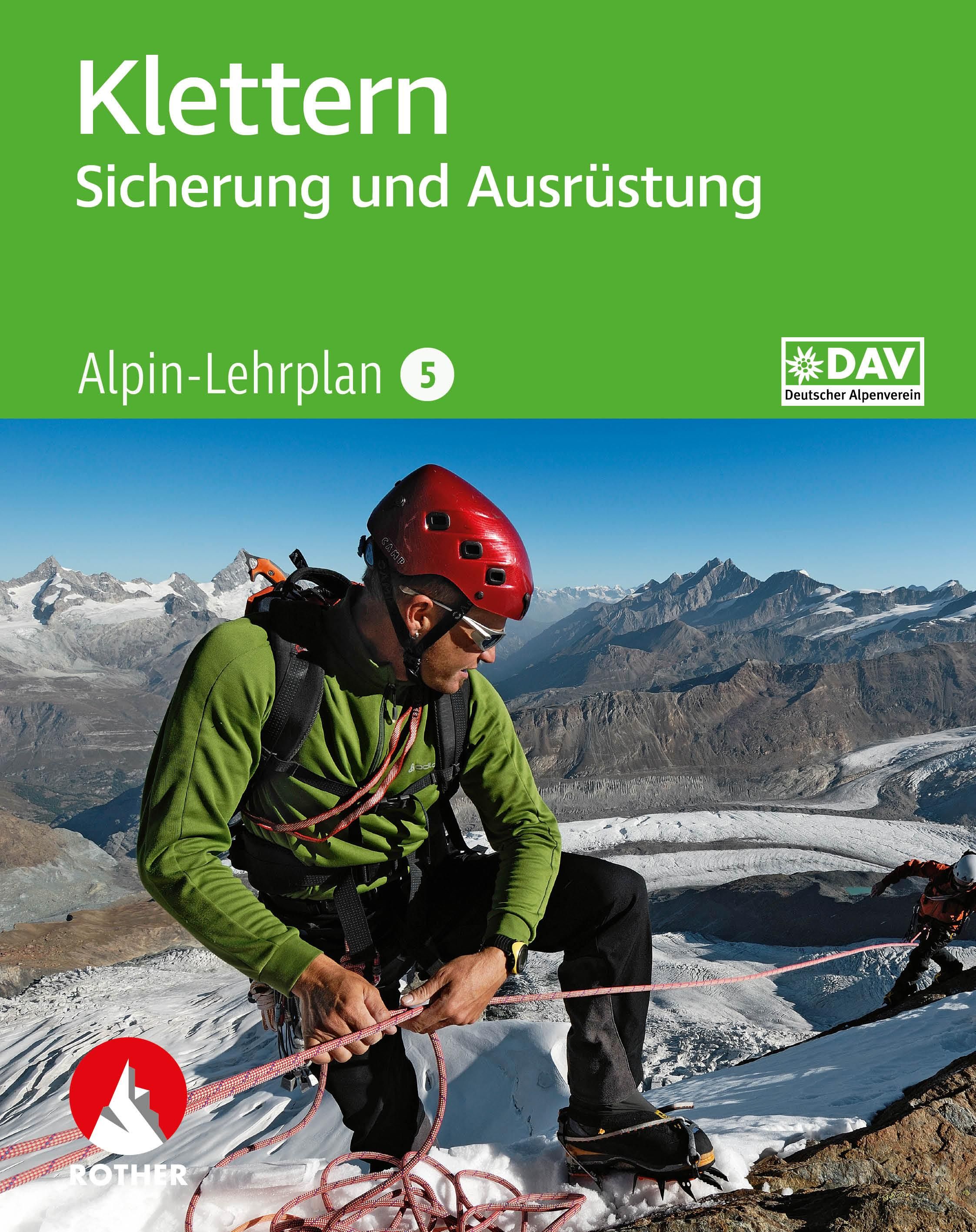 Buchcover: Klettern, Sicherung und Ausrüstung. Alpin-Lehrplan 5. DAV Logo. Bergsteiger mit Seil. Rotes Rother Logo.