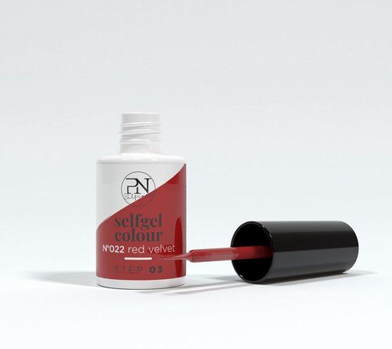 PN Selfgel Vernis Semi-Permanent, N22 Red Velvet. Flasche mit Pinsel. Deckel abgenommen. Pinsel mit roter Farbe.