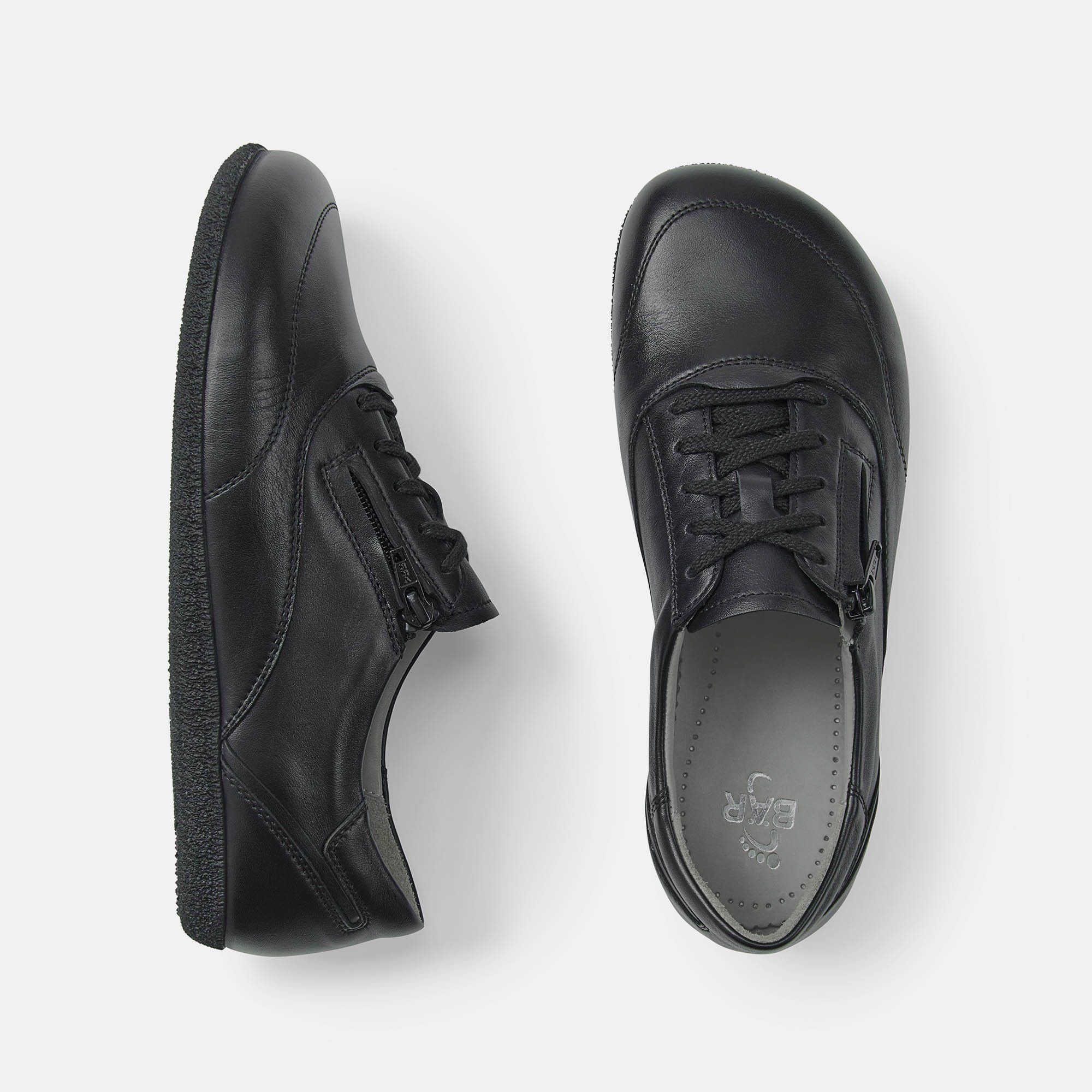 Zwei schwarze Schnürschuhe. Leder. Breite Passform. Oberansicht. Innensohle mit Logo.