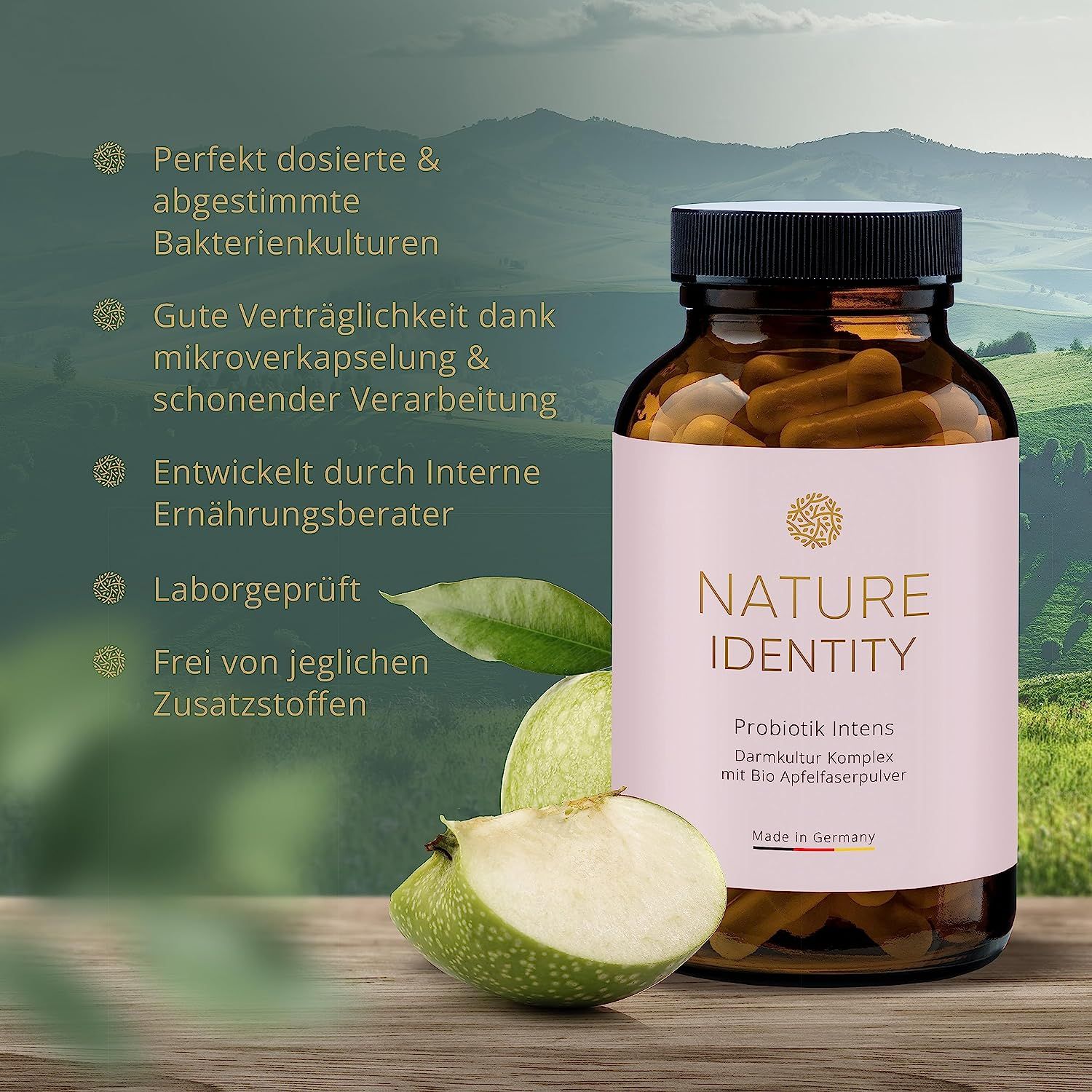Braune Glasflasche mit Kapseln. Etikett mit "Nature Identity" und Produktinformationen. Apfel und grüne Landschaft im Hintergrund.