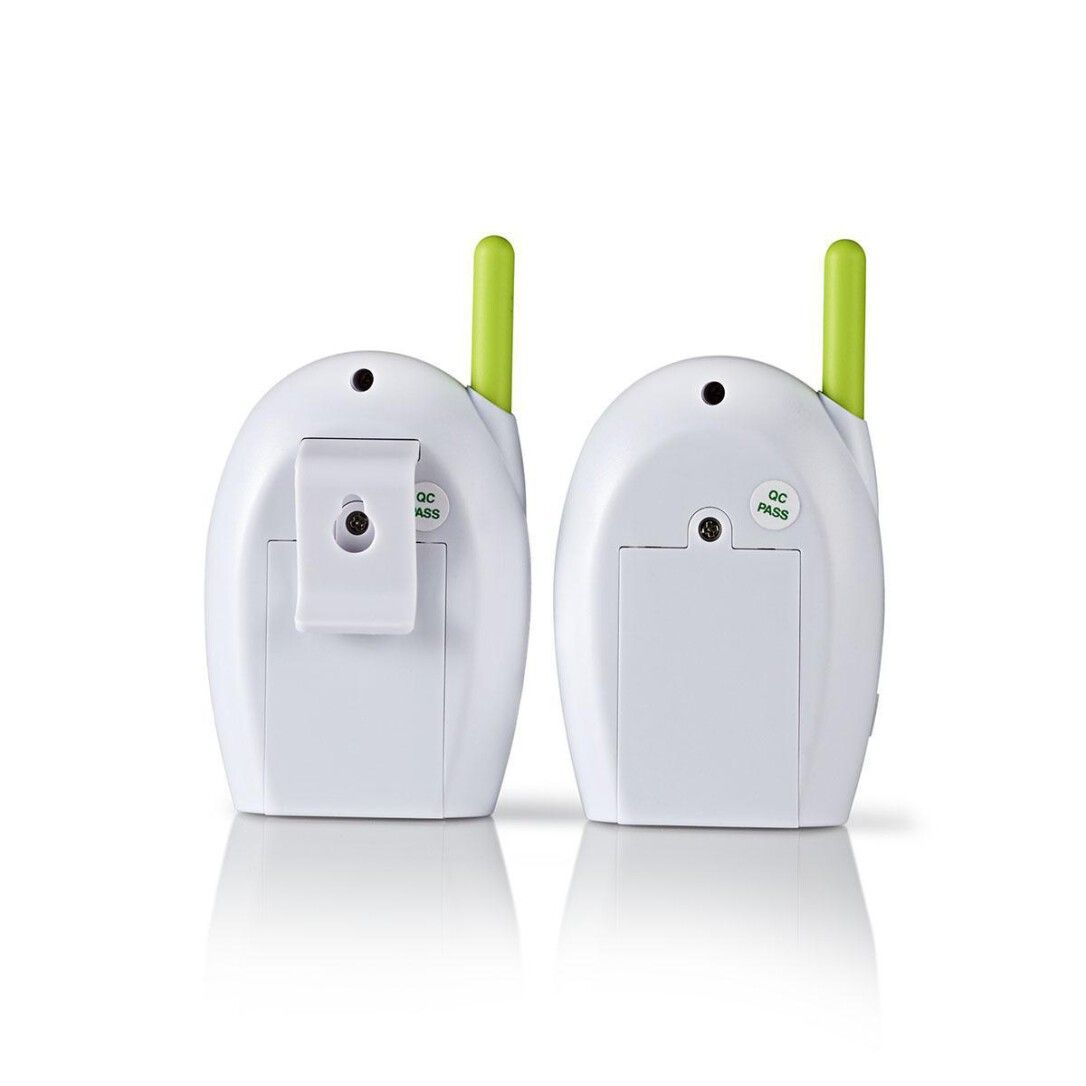 Rückansicht von zwei weißen Babyphones. Sichtbar sind Batteriefach, Gürtelclip und QC-Pass-Aufkleber.