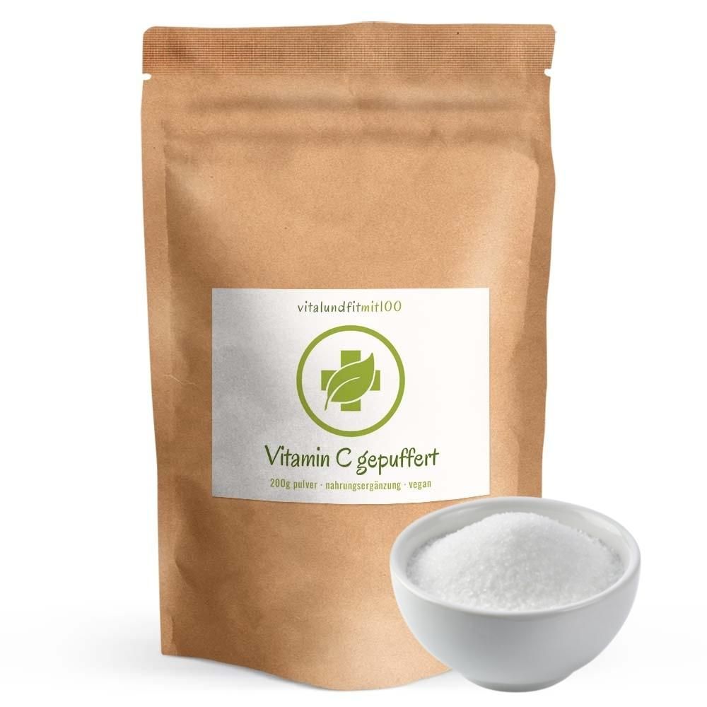 Braune Papiertüte mit weißem Etikett. Aufschrift: Vitamin C gepuffert. Kleine Schale mit weißem Pulver daneben.