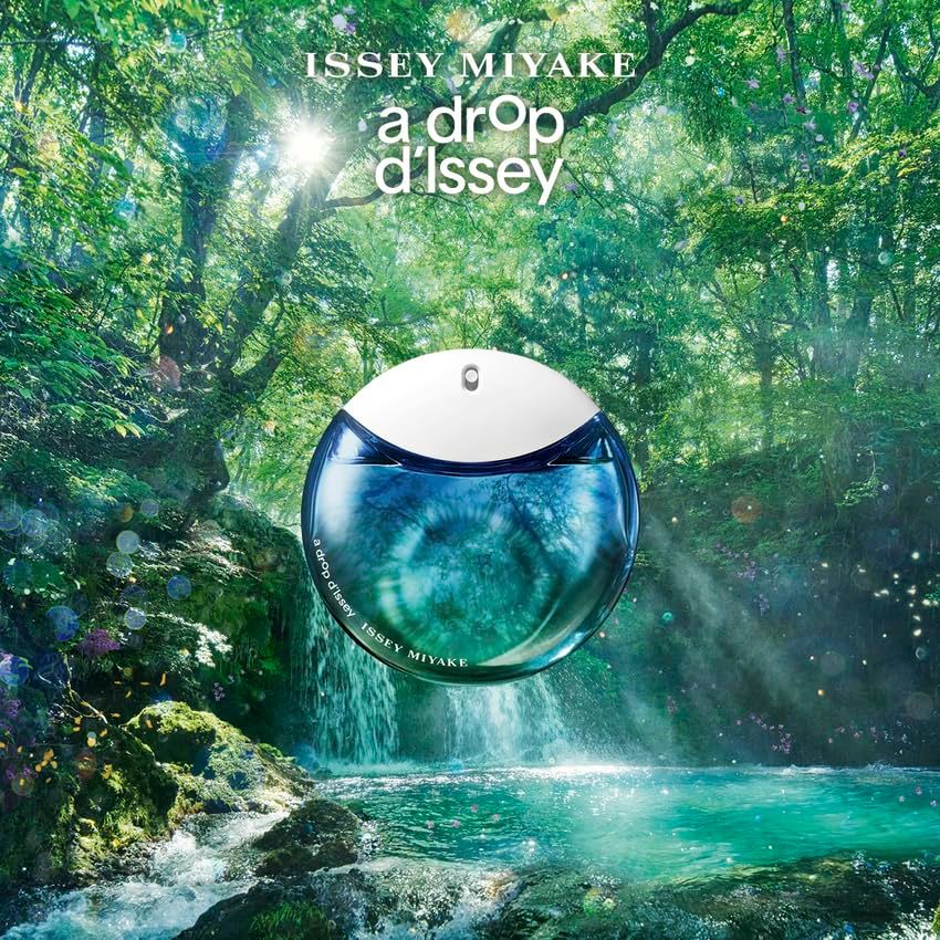 Runder Flakon vor Wasserfall-Hintergrund. Weißer Deckel, blau-grüner Inhalt. Aufschrift: a drop d'Issey, ISSEY MIYAKE.