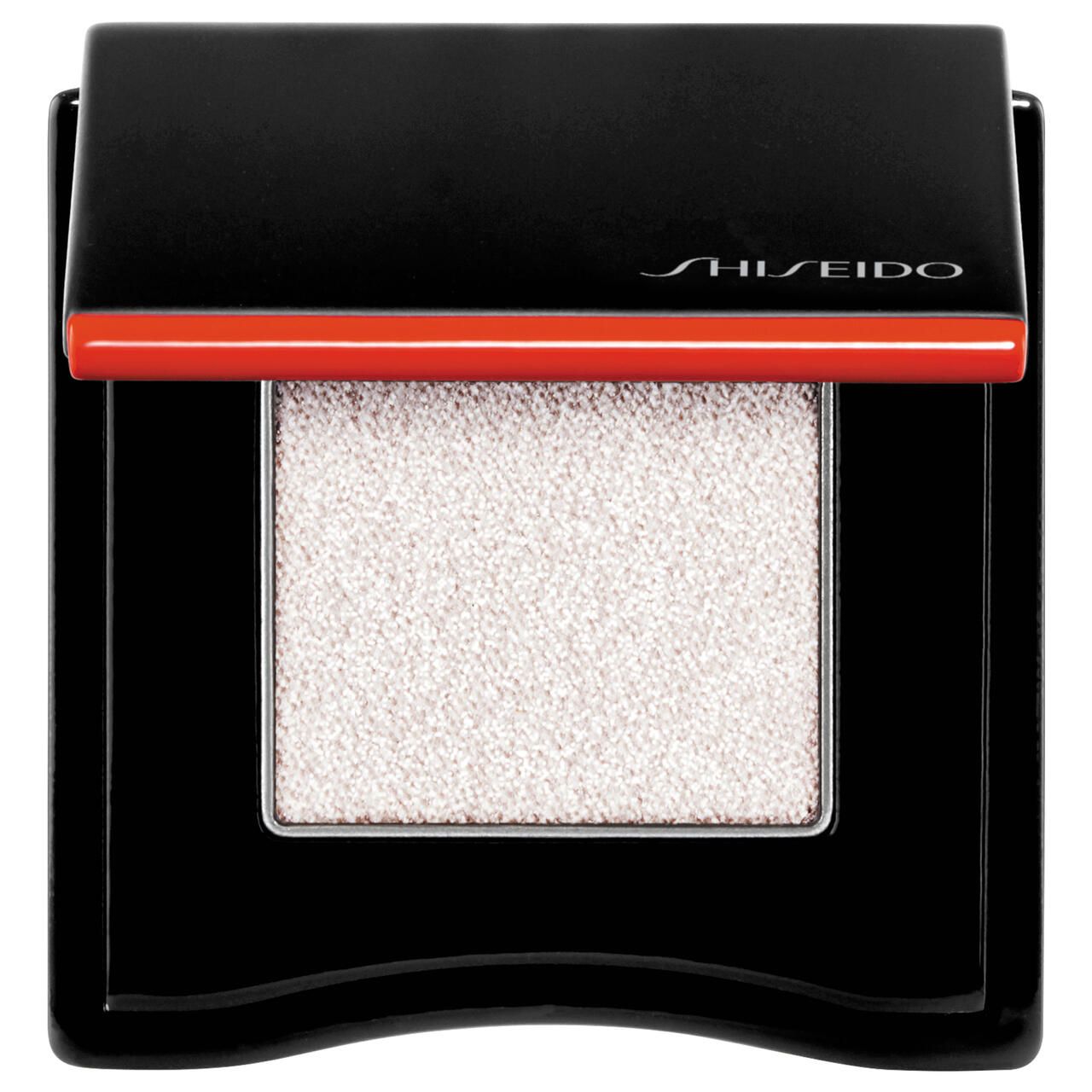 Schwarzer, quadratischer Lidschattenbehälter mit rotem Akzent und dem Schriftzug SHISEIDO. Der Lidschatten ist hell.