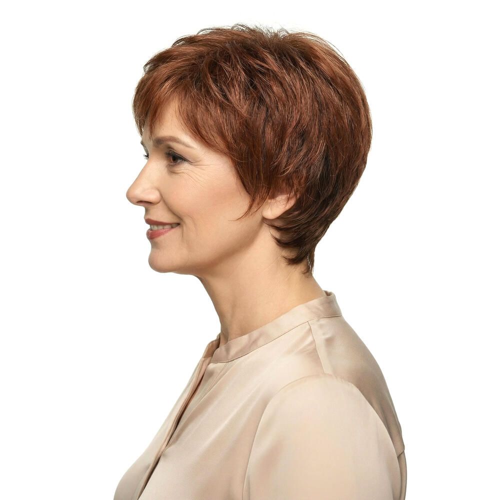 Kurzhaarperücke in Rotbraun. Seitenansicht einer Frau mit Perücke und beigem Oberteil.