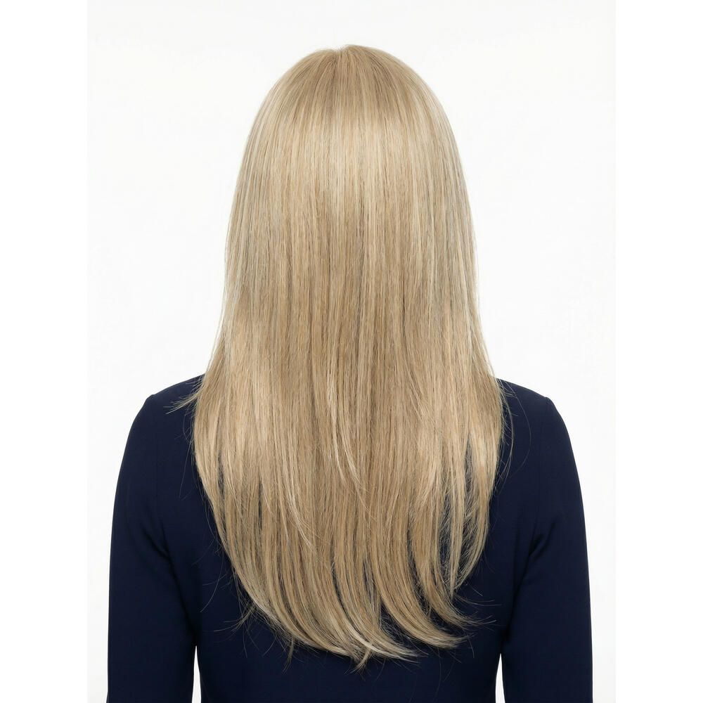 Perücke Anemone von Lofty. Blondes Haar, Rückansicht. Die Frau trägt ein blaues Oberteil.