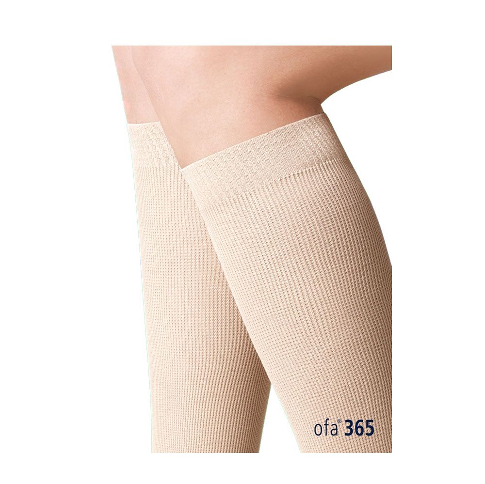 Beige Kniestrümpfe. Geripptes Material. OFA 365 Logo. Auf weißem Hintergrund. Unterschenkel.