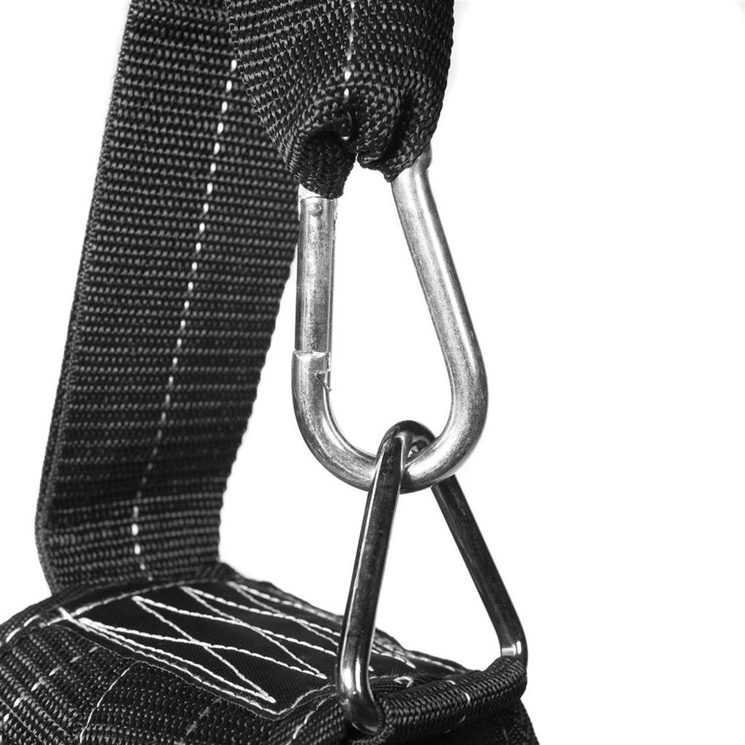 Nahaufnahme eines Karabinerhakens an einer schwarzen Bauchtrainingsschlaufe. Metall, Detail.
