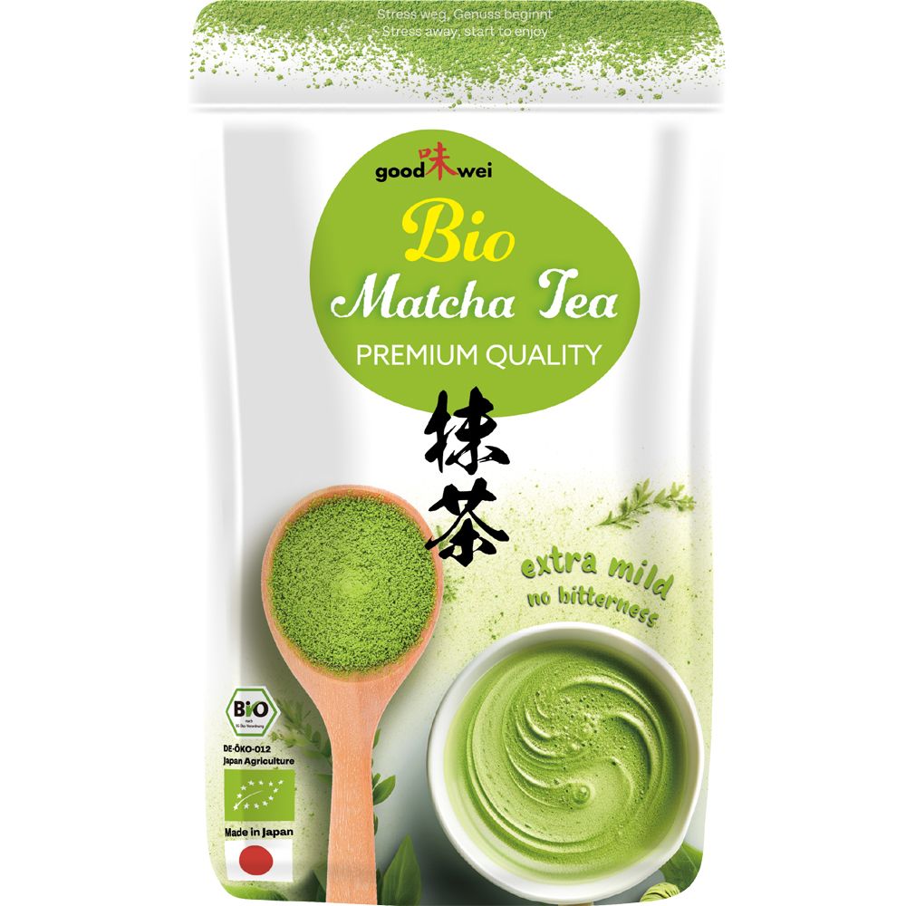 Verpackung mit Goodwei Bio Matcha Tea. Grün, mit Schriftzug und Matcha-Pulver auf einem Löffel. Eine Tasse Matcha-Tee ist abgebildet.