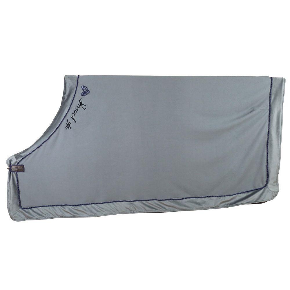 Graue Fleecedecke ponylove mit dunkelblauem Rand und Schriftzug #pony-Herz. Liegt flach.