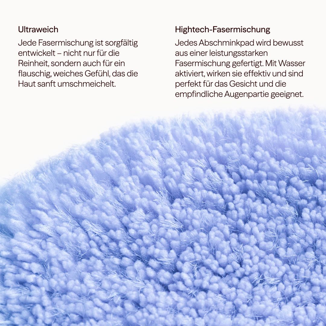 Nahaufnahme eines blauen Abschminkpads mit flauschiger Textur. Die Oberfläche ist detailliert dargestellt.