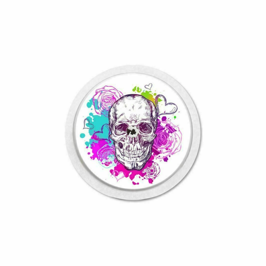 Runder Aufkleber mit einem Totenkopf-Design. Der Schädel ist von Rosen und Farbspritzern umgeben.