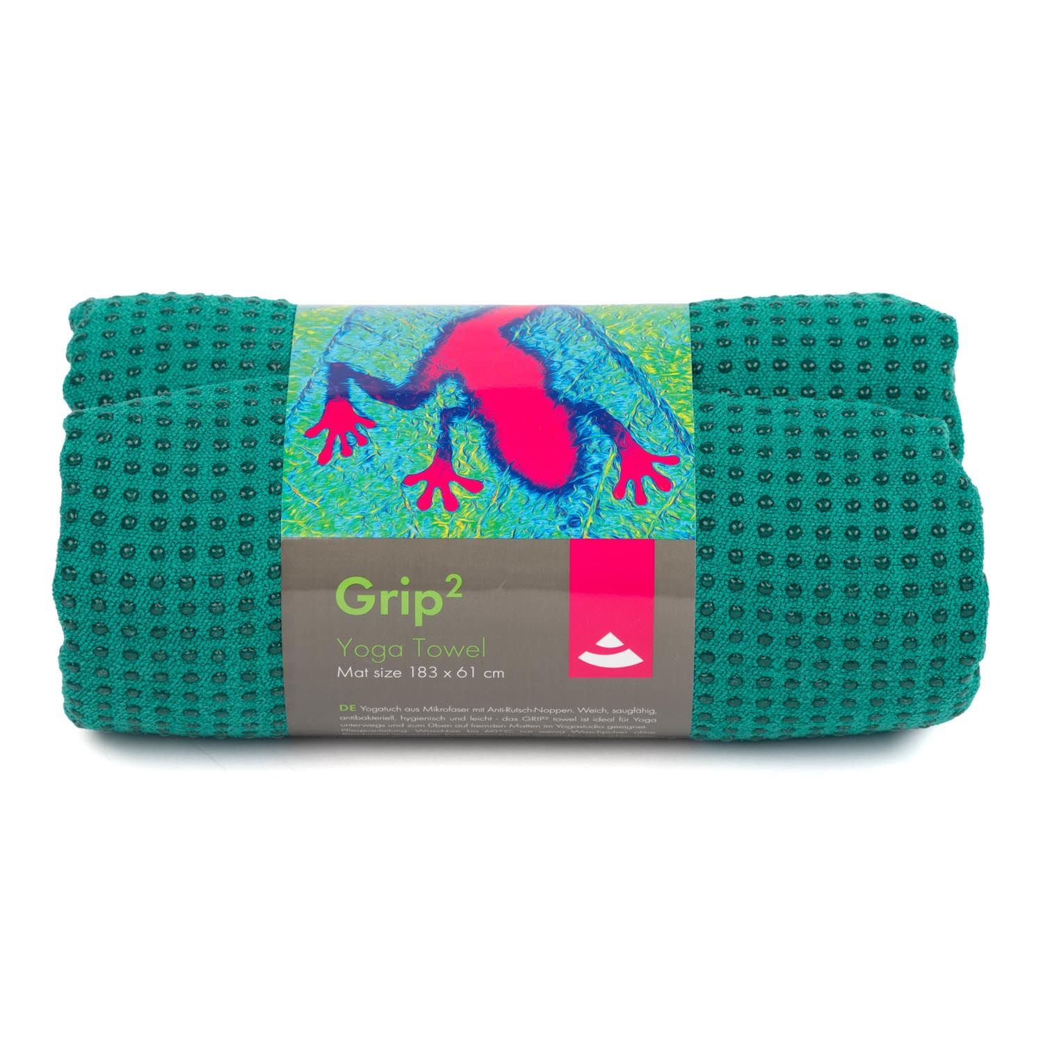Gerolltes Yogahandtuch, grün. Aufdruck mit Froschmotiv. Aufschrift Grip² Yoga Towel. Größe 183x61 cm.