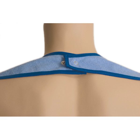 Blaues Esslätzchen mit drei Druckknöpfen am Nacken. Blauer Rand sichtbar.