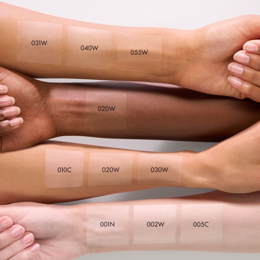 Hände mit verschiedenen Hauttönen. Auf jeder Hand sind kleine Quadrate mit Nummern und Buchstaben.
