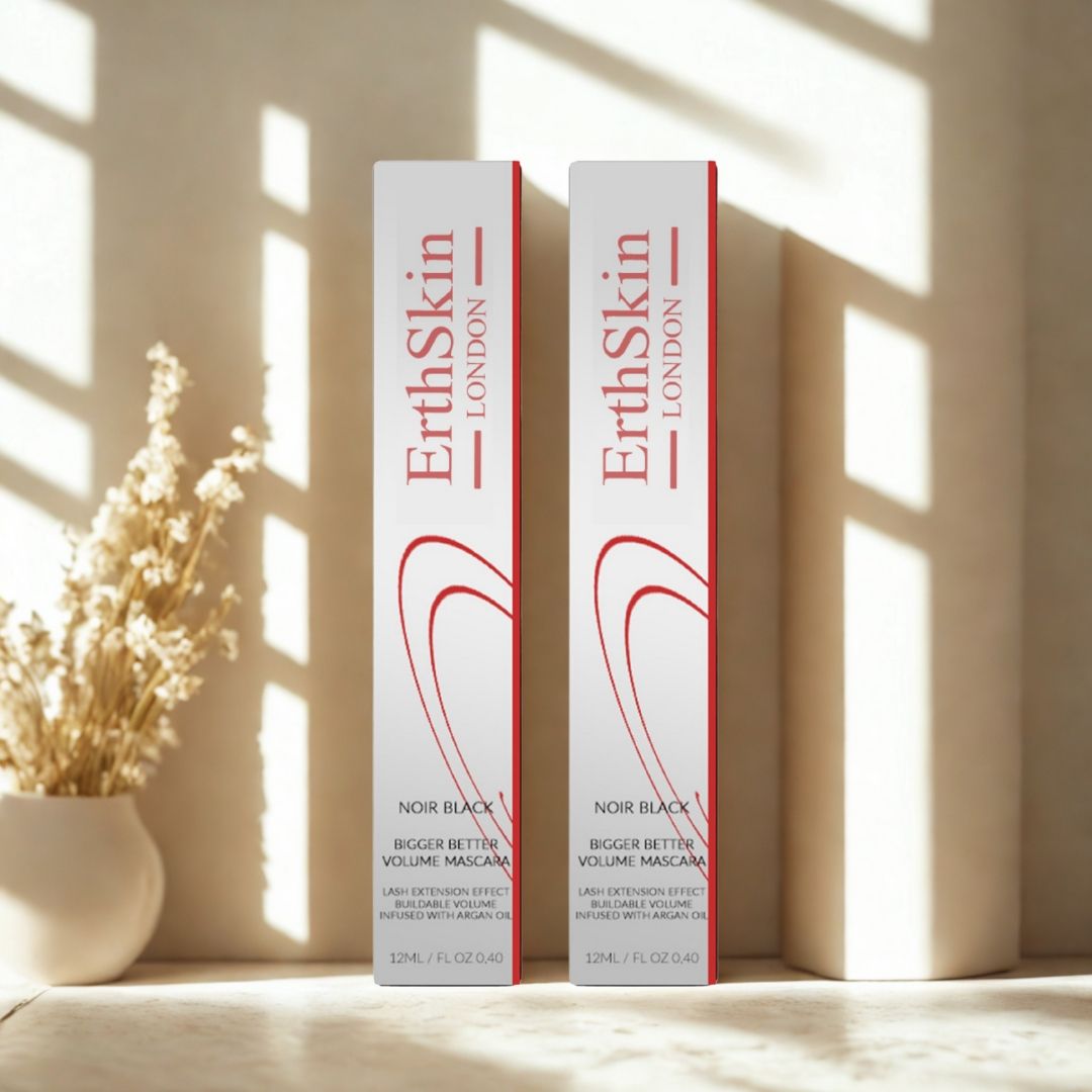 Zwei ErthSkin London Mascara-Verpackungen. Weiß mit roter Schrift und Logo. Text: Noir Black, Bigger Better Volume Mascara.