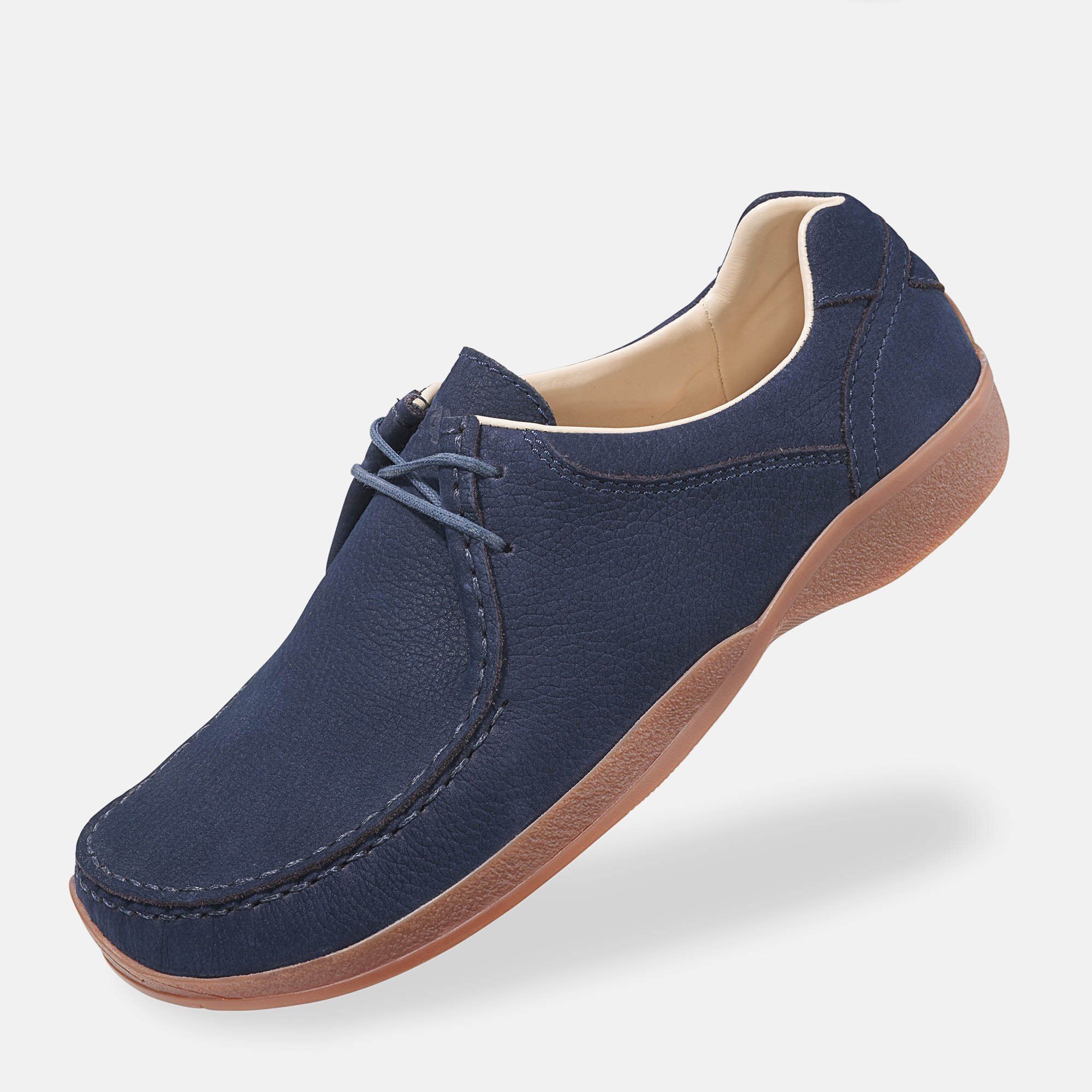 Blauer Herren-Schnürschuh mit brauner Sohle. Hellbraunes Innenfutter. Nahtdetails. Perspektivische Ansicht.