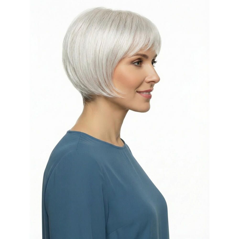 Perücke Alicia von trendhair. Kurzer, grauer Bob mit Pony. Frau trägt blaues Oberteil. Seitenansicht.