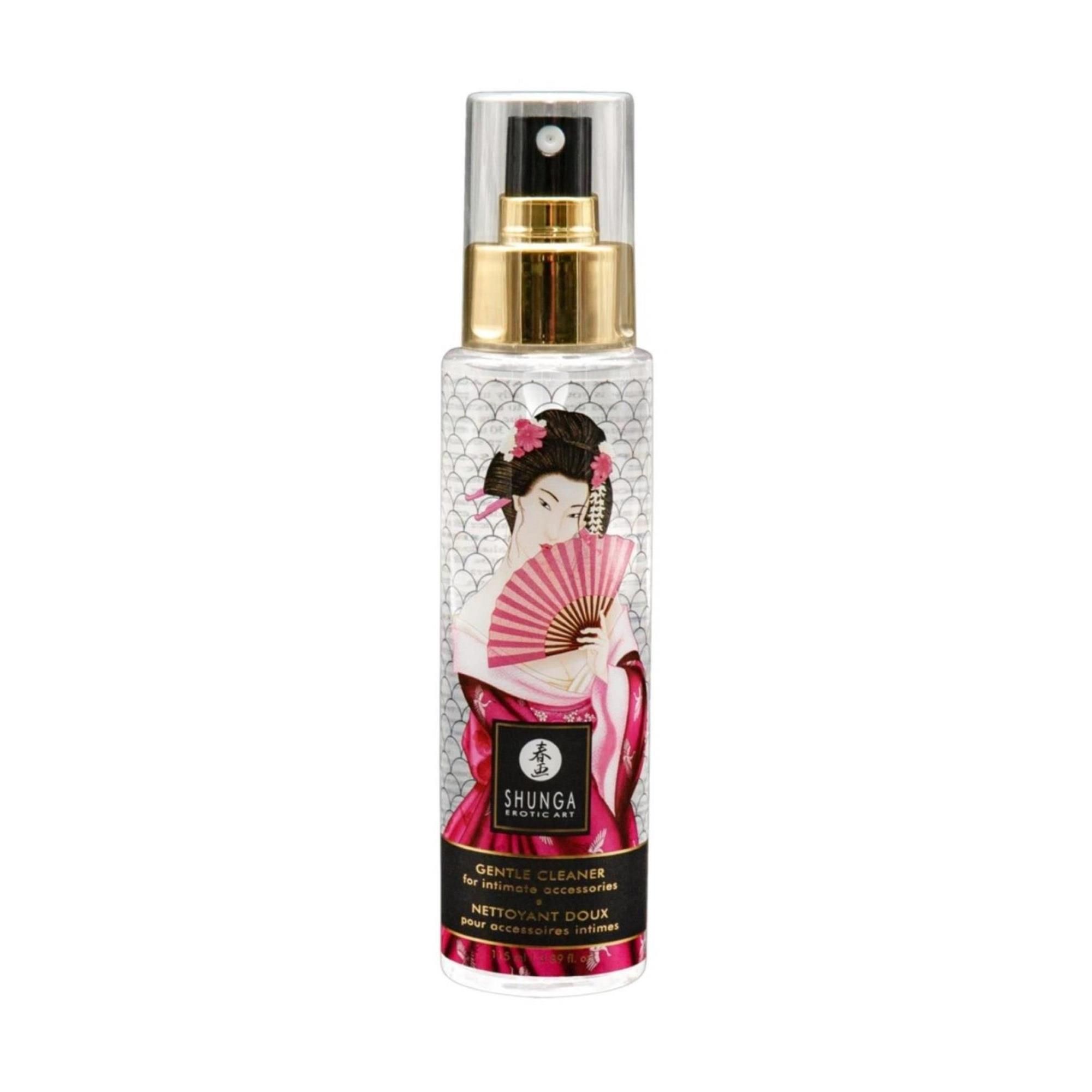 Transparente Flasche mit Sprühkopf. Etikett mit Geisha-Illustration und Text. Goldfarbener Kragen. Schwarzer Sprühkopf. Produktname und Text auf dem Etikett.