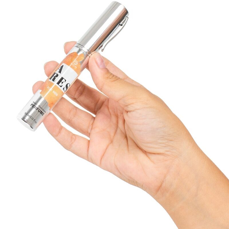 Zylindrische Flasche mit silberner Kappe, gehalten in einer Hand. Aufschrift "ARES" und "PERFUME".