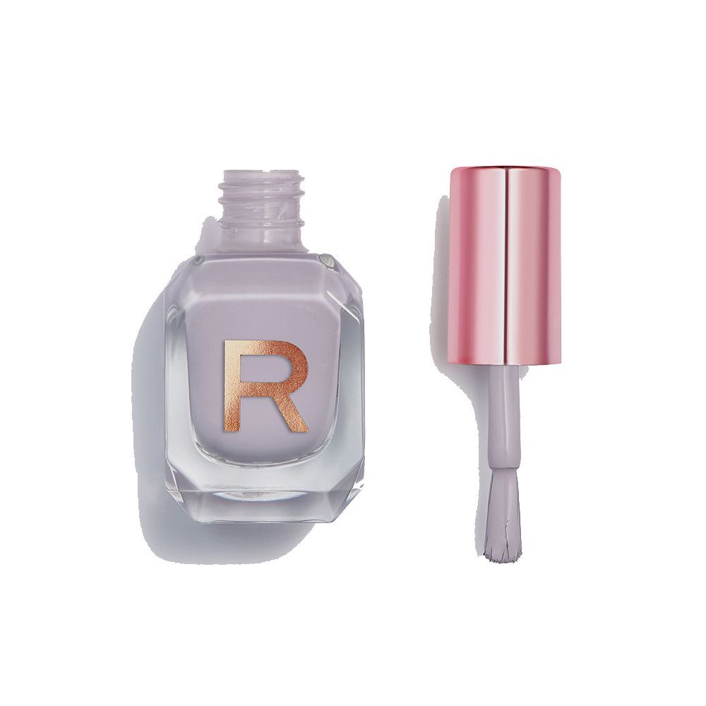 Ein Fläschchen Nagellack mit einem roséfarbenen Deckel und einem Pinsel daneben. Der Lack ist hellgrau.