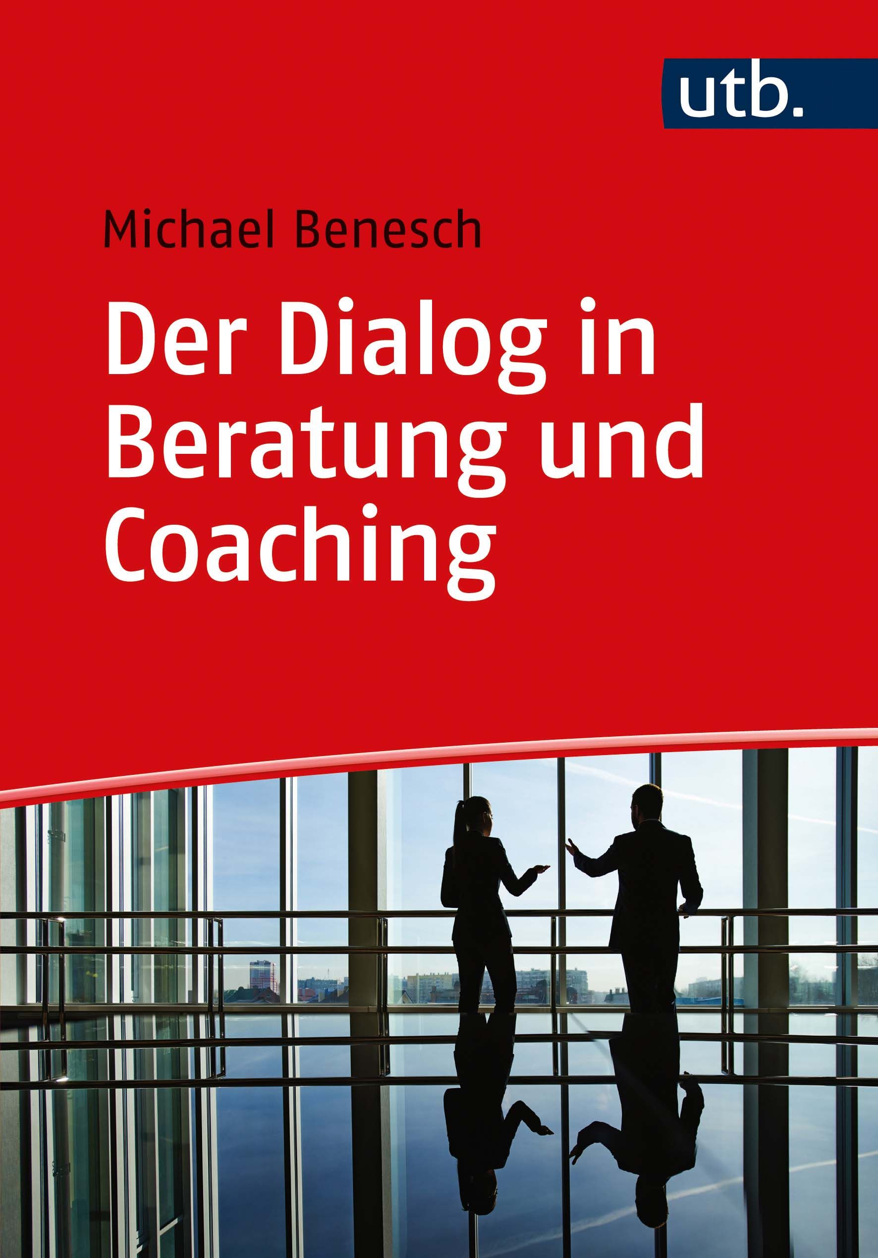 Buchcover: "Der Dialog in Beratung und Coaching" von Michael Benesch. Roter Hintergrund, weiße Schrift. Im Hintergrund: Silhouetten von Personen.