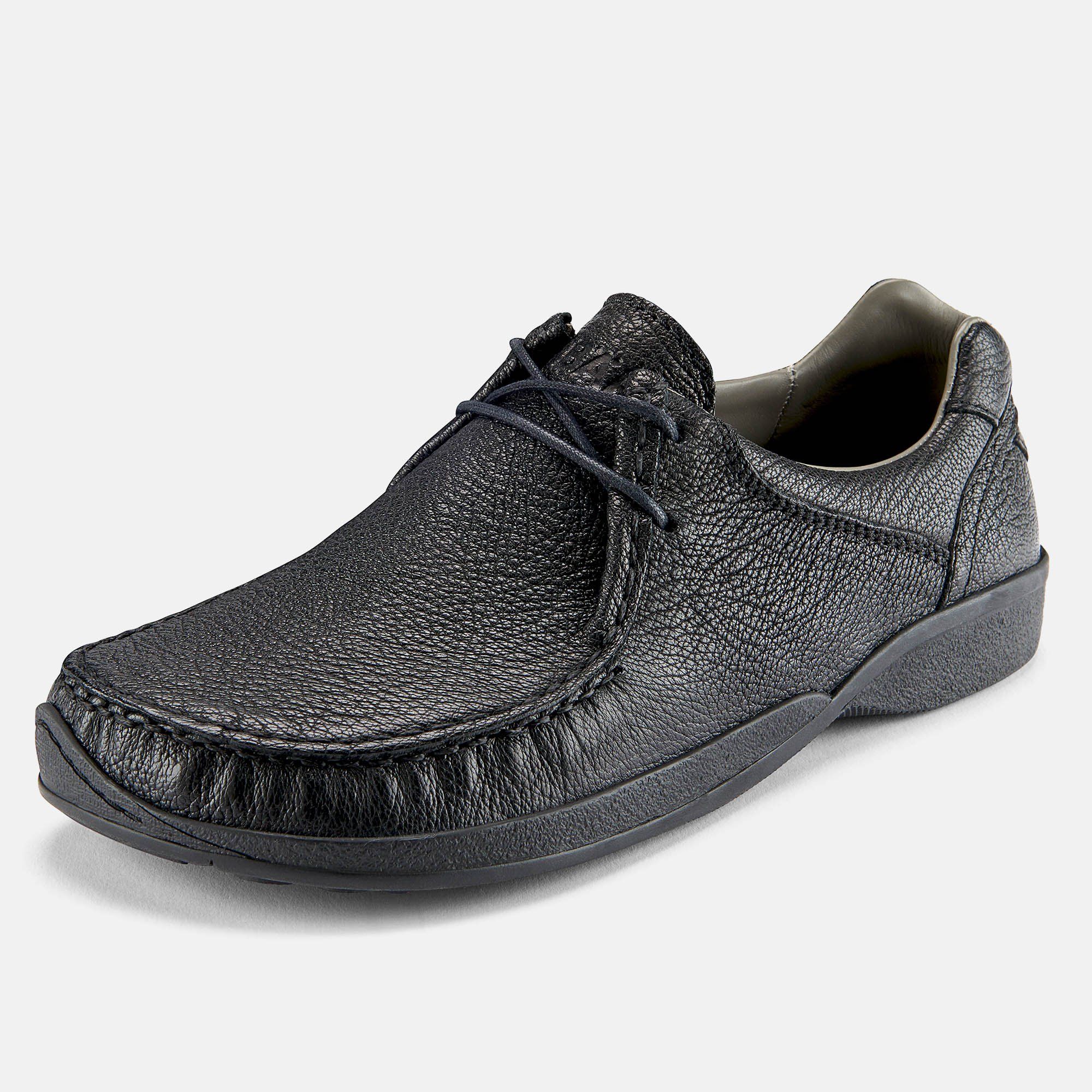 Schwarzer Herren-Schnürschuh aus Leder. Breite Passform. Sichtbare Nähte und Schnürsenkel. Gummisohle.