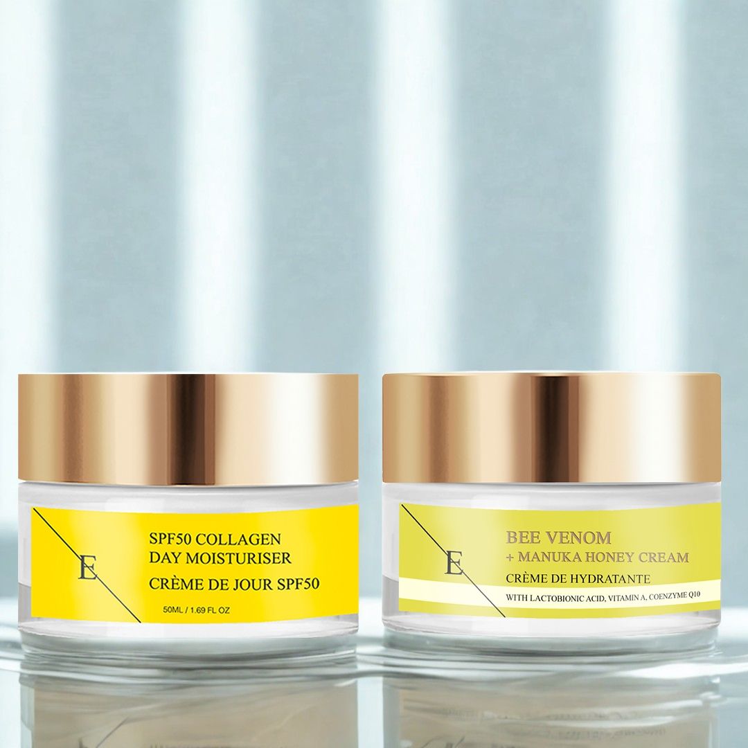 Zwei Cremetiegel mit gelben Etiketten. Auf einem steht "SPF50 COLLAGEN DAY MOISTURISER". Der andere zeigt "BEE VENOM + MANUKA HONEY CREAM".