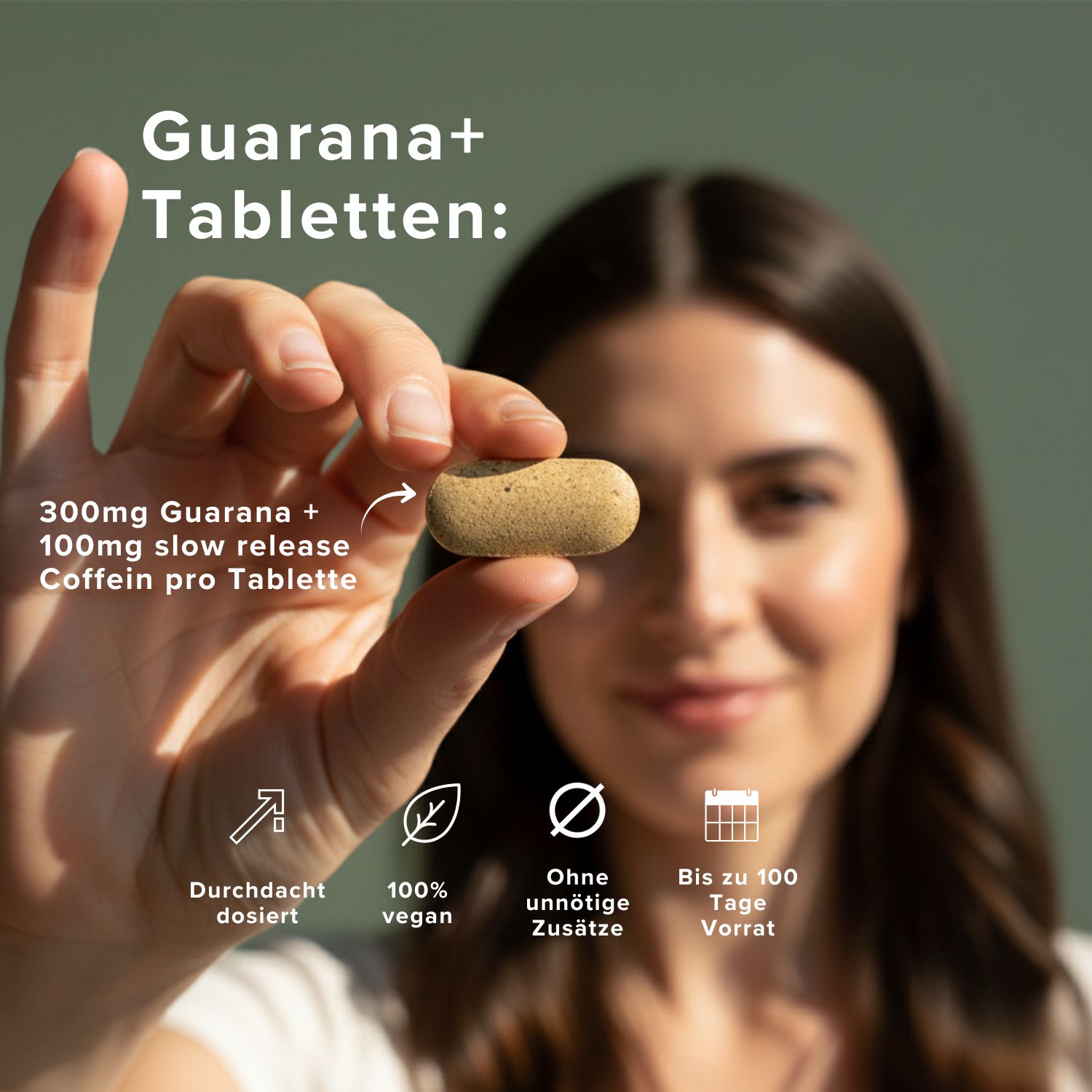 Frau hält Tablette. Text: 300mg Guarana + 100mg Koffein pro Tablette. Symbole: vegan, ohne Zusätze.