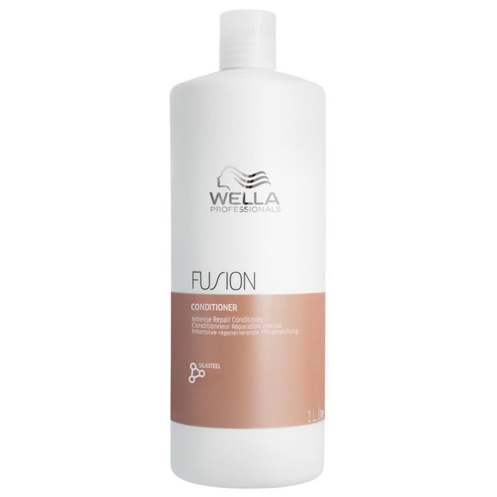 Hohe, weiße Flasche mit Wella-Logo und FUSION Conditioner. Brauner Streifen unten.