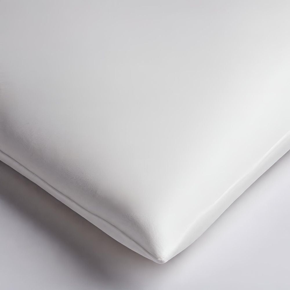 Oreiller rectangulaire blanc. Vue d'angle. Surface lisse.