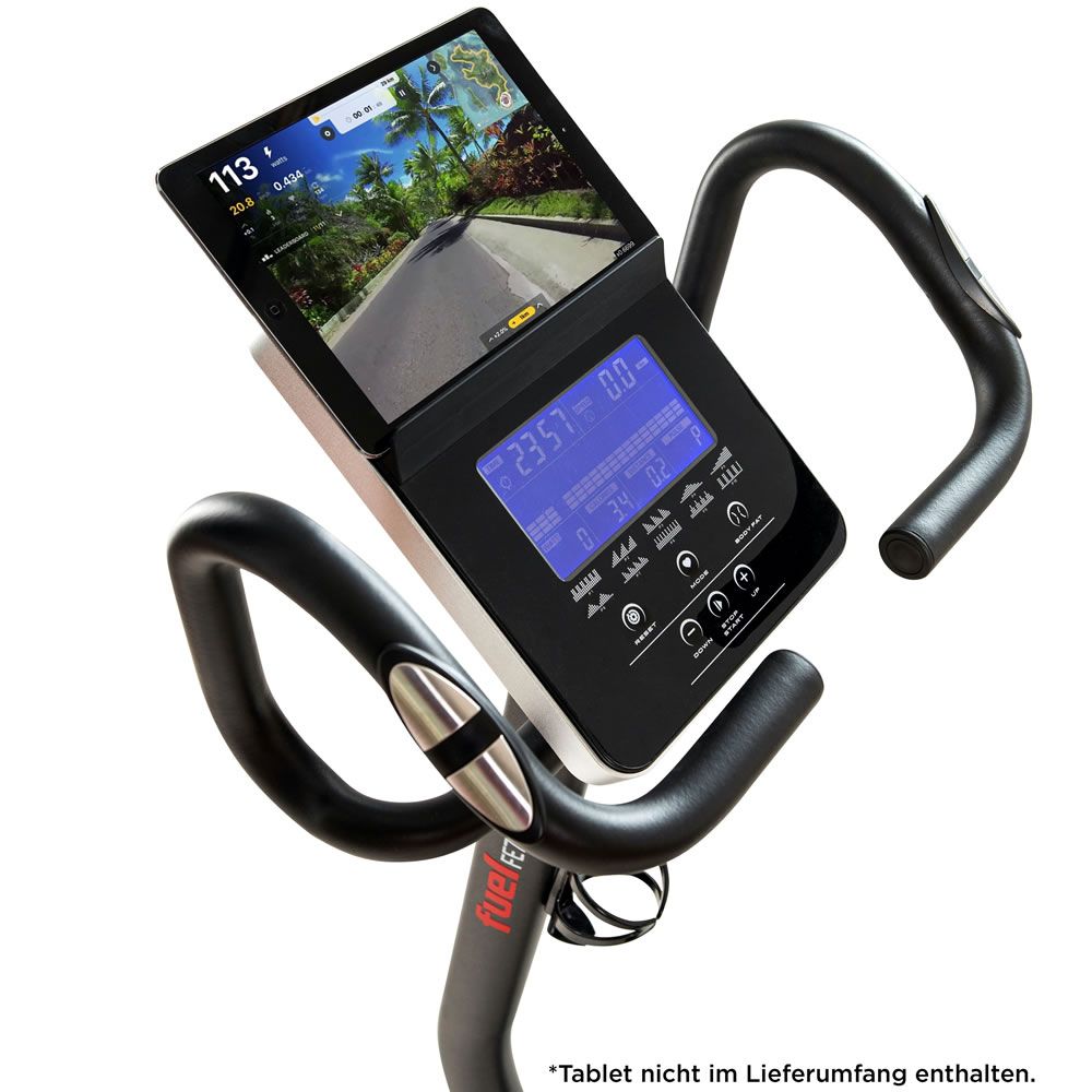 Ergometer mit Tablet. Tablet zeigt Trainingsstrecke. Display mit Trainingsdaten. FUEL FE700 Logo.