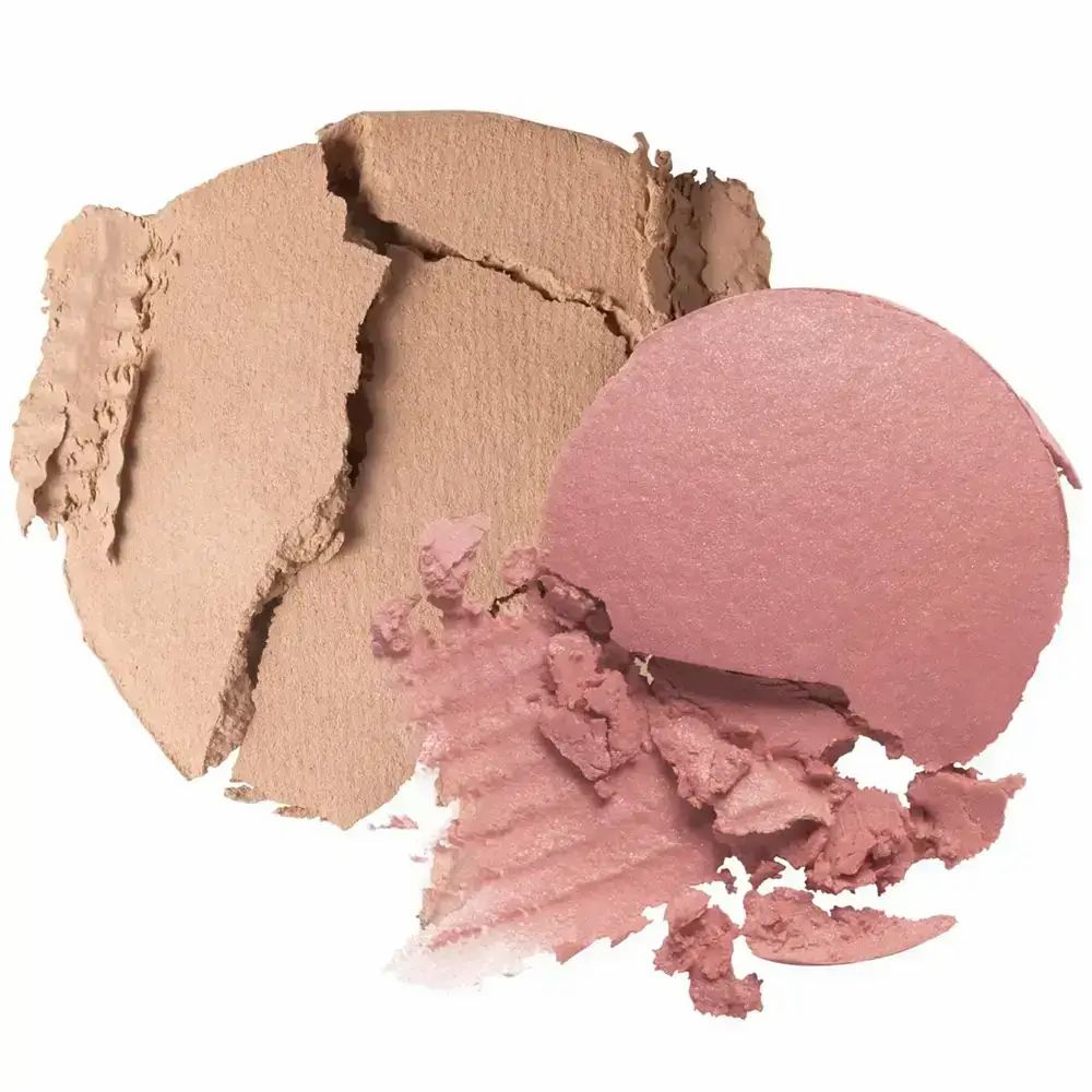 Zweifarbiger Rouge, zerbrochen. Zwei Farbtöne: hellbraun und rosa. Rosa Puder daneben.