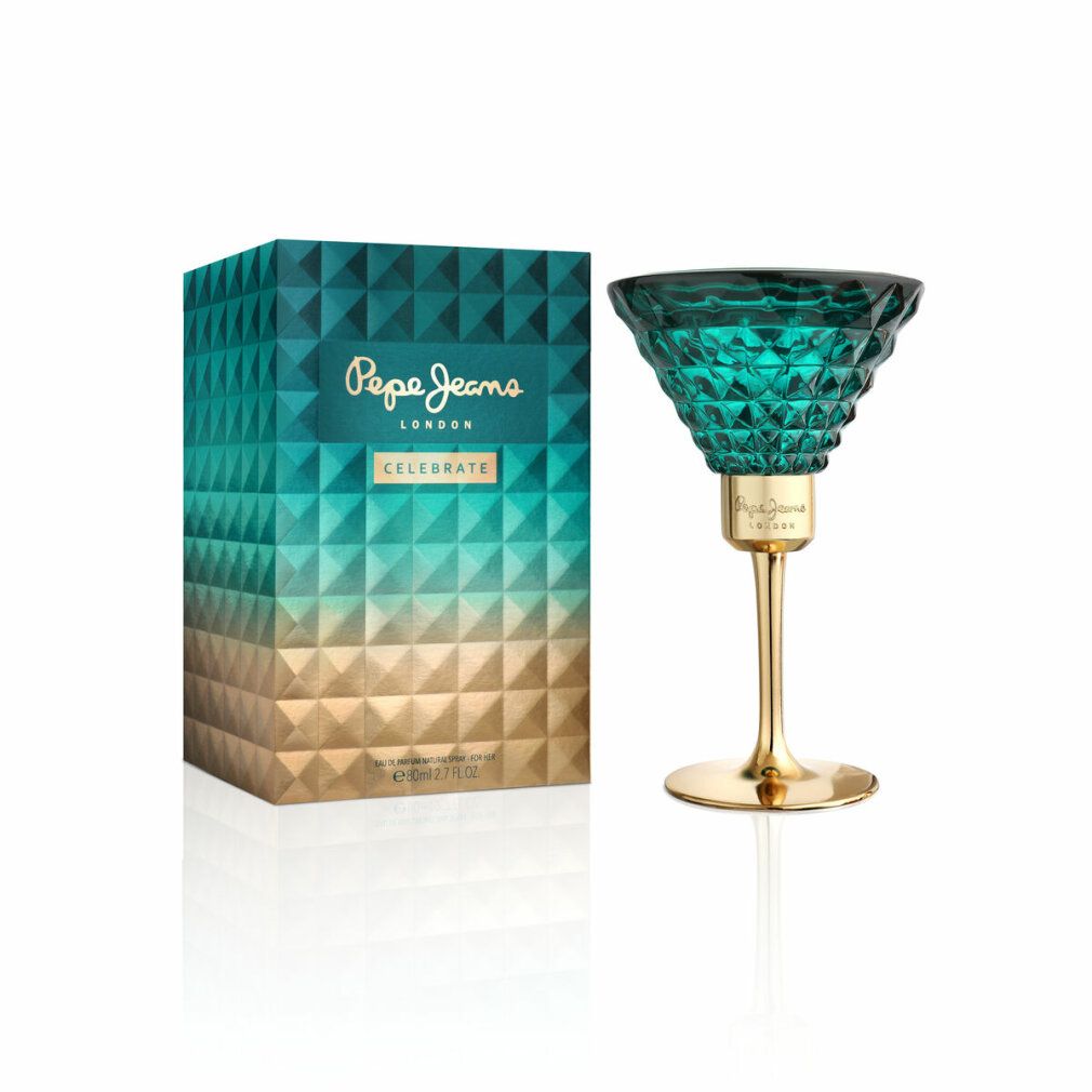 Pepe Jeans Celebrate Eau de Parfum Flakon in Cocktailglas-Form mit goldenem Stiel und Sockel, neben der passenden Verpackung.