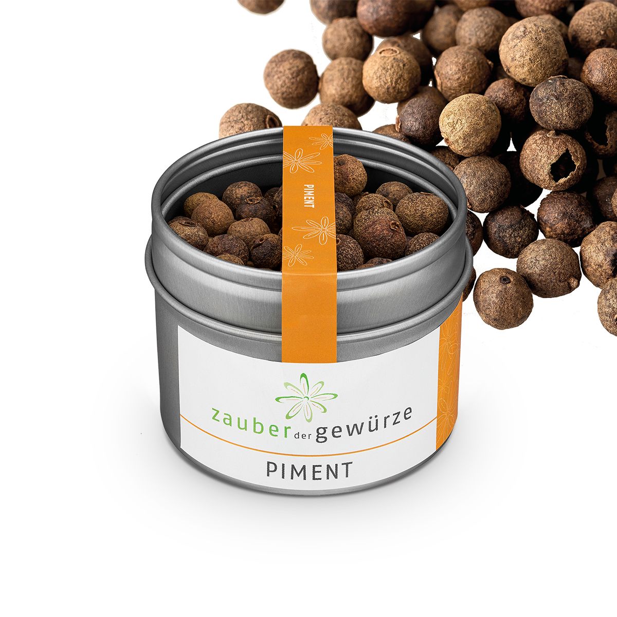 Metallbehälter mit Pimentkörnern. Orangefarbener Streifen mit Aufschrift Piment. Weißes Etikett mit Logo und Schriftzug Zauber der Gewürze.