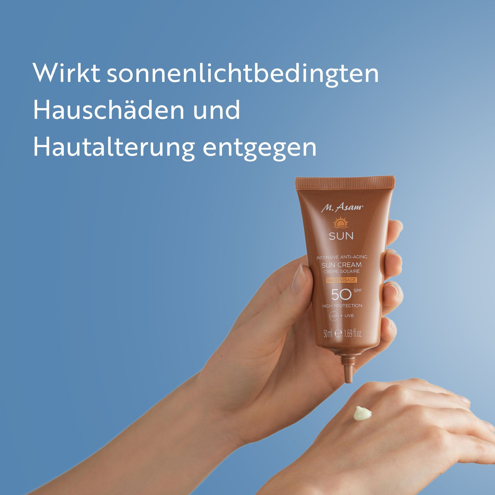 Hand mit Creme auf der Haut. Tube mit Text: M. Asam SUN, Intensive Anti-Aging SUN Cream LSF 50. Text: Wirkt sonnenlichtbedingten Hautschäden entgegen.