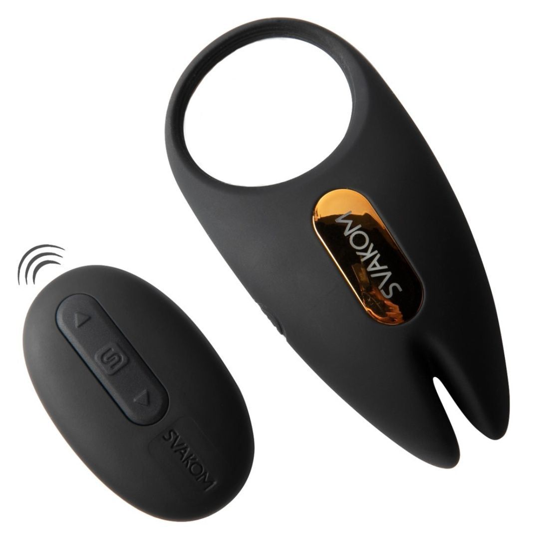 Schwarzes Wellness-Produkt mit Ring und Fernbedienung. Goldfarbenes Logo SVAKOM. Fernbedienung mit Tasten.