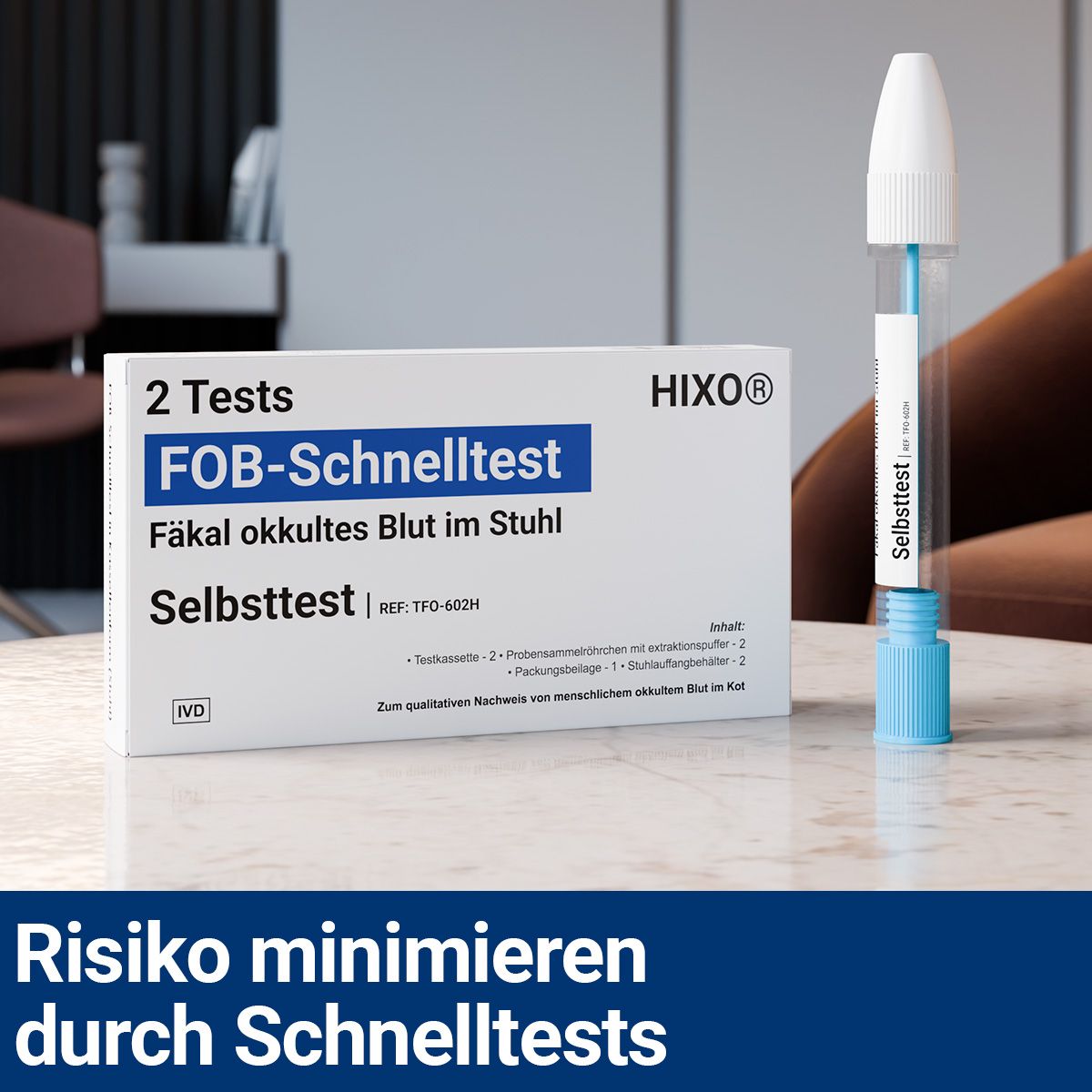 Packung mit zwei HIXO FOB-Schnelltests und einem Probenröhrchen. Aufschrift: "Fäkal okkultes Blut im Stuhl". Auf einem Tisch platziert.
