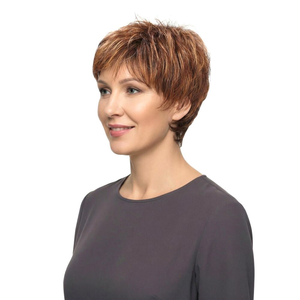 Kurzhaarperücke in Braun-Blond-Tönen. Seitliche Ansicht einer Frau mit grauem Oberteil. Haarschnitt mit Pony.