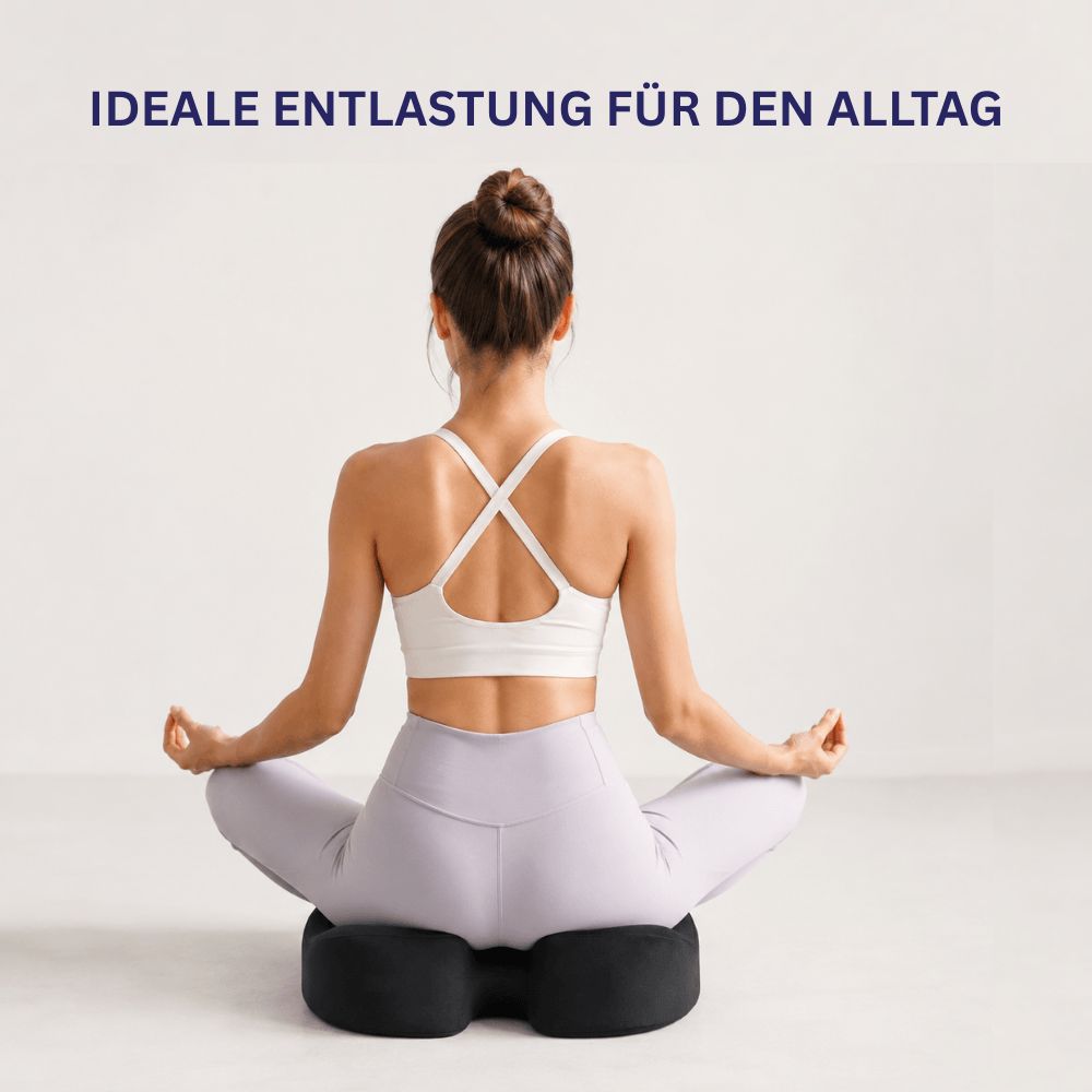 Frau sitzt in Meditationshaltung auf einem schwarzen orthopädischen Kissen.