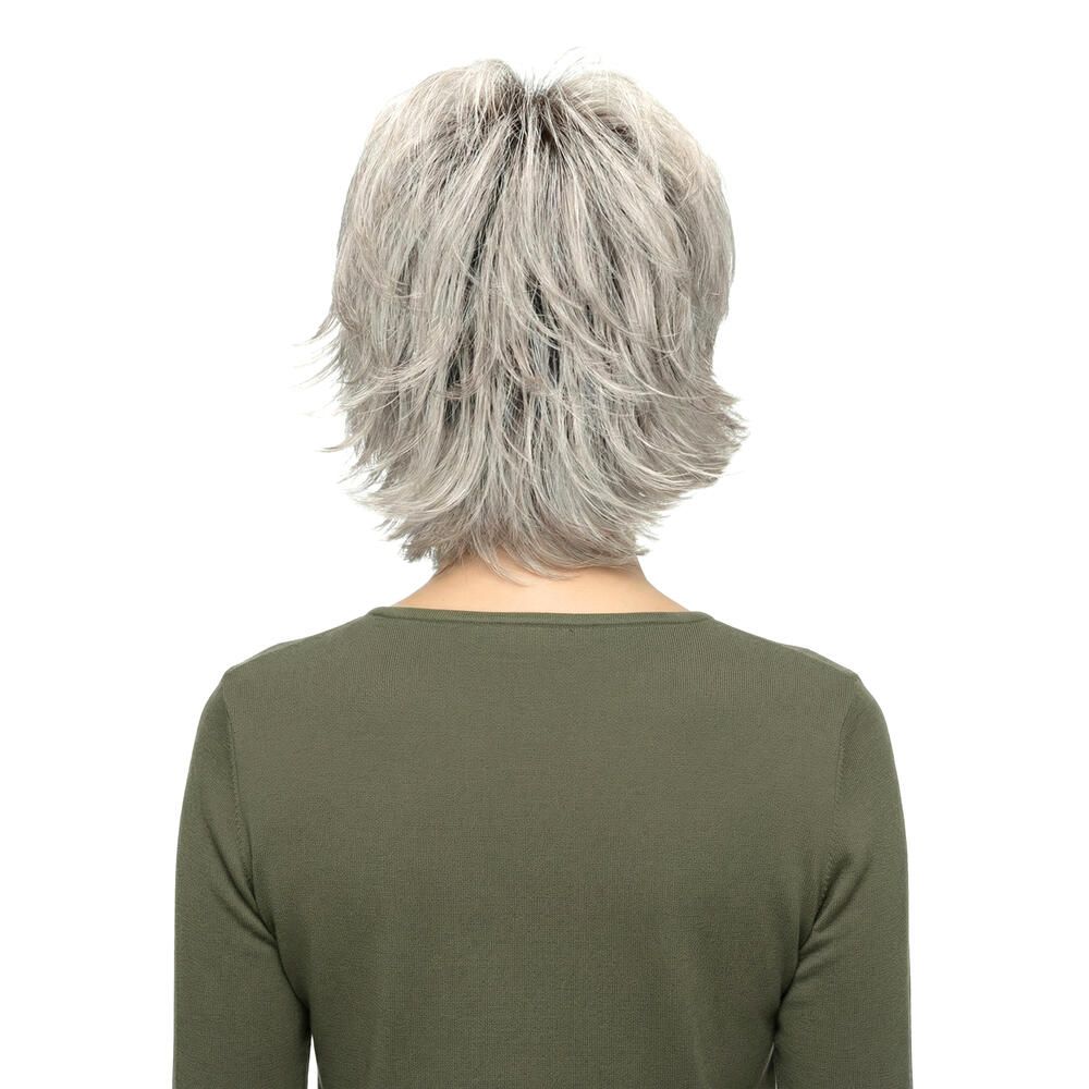 Kurzhaarperücke, graue Farbe, mit Pony. Frau trägt ein olivgrünes Oberteil. Rückansicht.