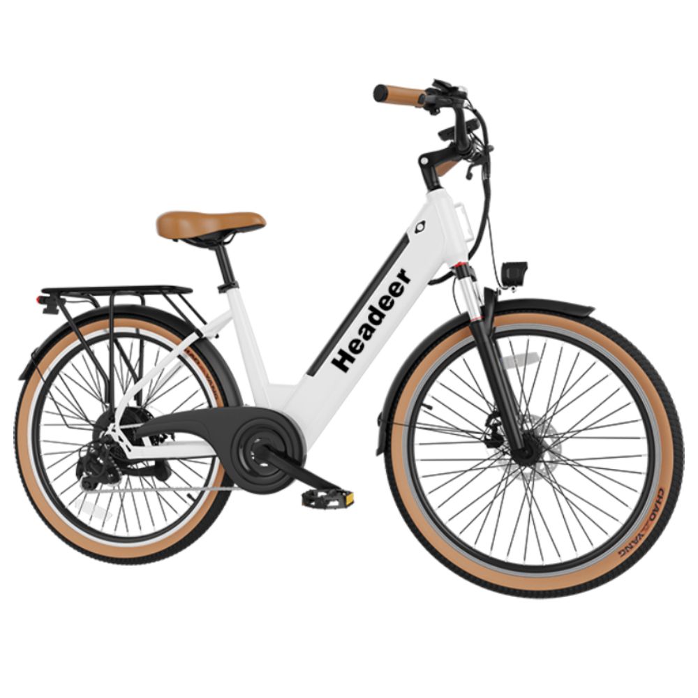 Weißes E-Bike mit braunen Reifen und Sattel. Marke Headeer. Schwarze Schutzbleche und Gepäckträger.