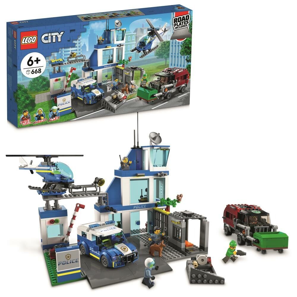 LEGO City Police 60316. Il set mostra una stazione di polizia blu con un elicottero, un'auto della polizia e un camion della spazzatura. La confezione mostra il set e include delle figurine. Il set include anche una cella di prigione e accessori.