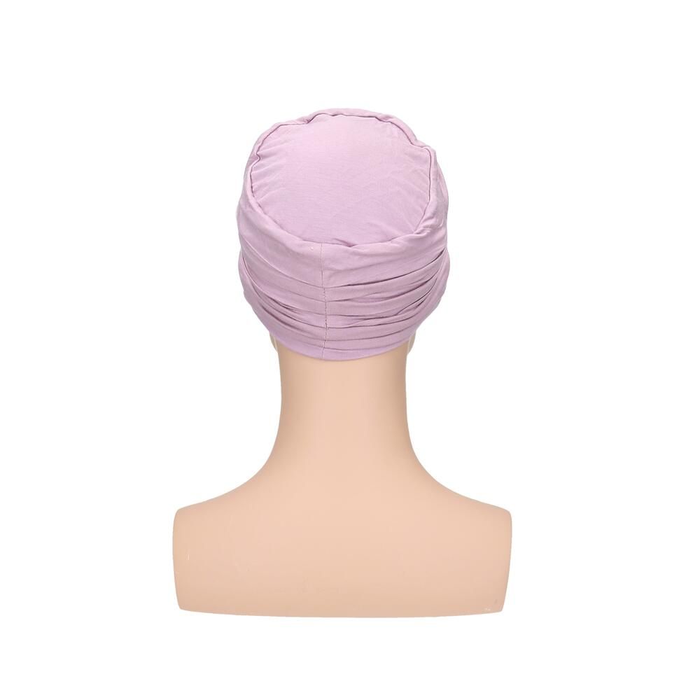 Helllila Turban auf einer Büste. Rückansicht. Stoff in Falten gelegt.