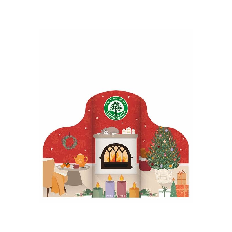 Adventskalender-Verpackung mit Kamin, Weihnachtsbaum und Kerzen. Logo mit Baum und Schriftzug "Lebensbaum".