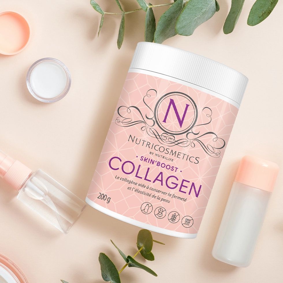 Rosa Dose Kollagen-Pulver, umgeben von Kosmetikprodukten und Pflanzen. Text: Nutricosmetics, Skin'Boost Collagen, 200g.
