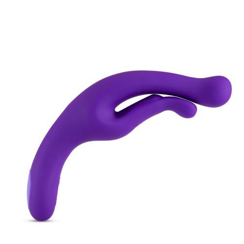 Lila Vibrator. Ergonomische Form mit zwei abgerundeten Enden und einer geschwungenen Form. Aus glattem, violettem Material.