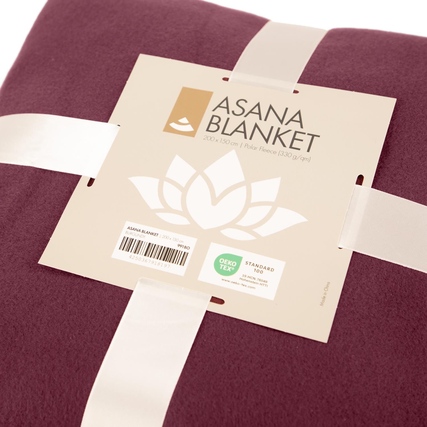 Bordeaux yogadeken met verpakking. Op de verpakking staat "ASANA BLANKET", met logo en certificeringen.